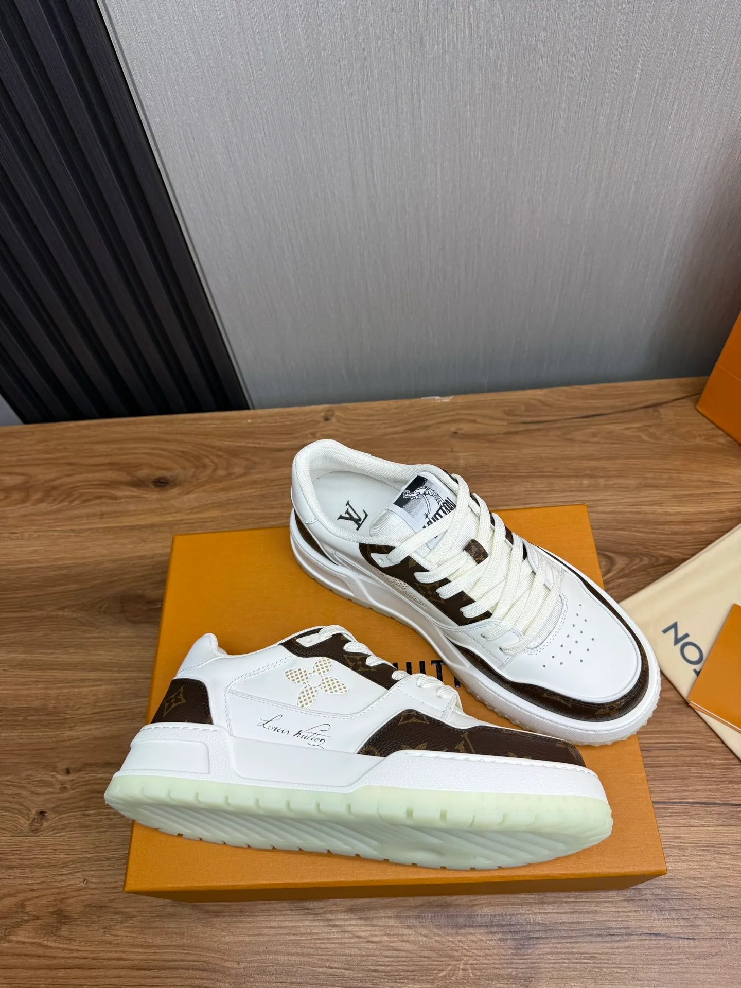 Men's shoes 💰860💰 LV. High version counters are on sale at the same time ⬆️ Men's new sneakers 🔥 The uppers are imported cowhide; "High-end, high-end, classy, ​​noble" workmanship is exquisite (original cowhide is used inside), soles: Original outsole specially provided by the original factory, taken in real life 🎬. Yardage: 38-44. (38.45 can be customized)